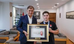 Altan Doğan'dan İzmir'e çifte altın: Başkan Tugay'dan genç sporcuya destek