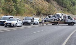 Denizli’de feci kaza: Otomobil istinat duvarına çarptı, 3 yaralı