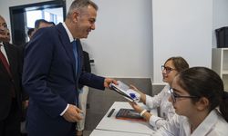 Vali Elban’dan ders zili töreninde öğrencilere açık çek: “Bizden ne istiyorsanız isteyin!”
