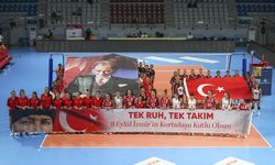 İzmir'in kadın voleybol takımları sahaya "karma takımla" çıktı