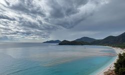 Sağanak Fethiye’yi vurdu: Ölüdeniz’in bir bölümü kahverengiye döndü
