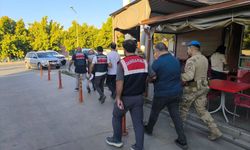 İzmir'deki FETÖ operasyonunda 3 tutuklama!