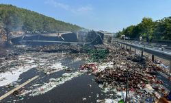 Ortalık savaş alanına döndü: Devrilen TIR yandı!
