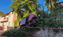 Otomobil istinat duvarında asılı kaldı!