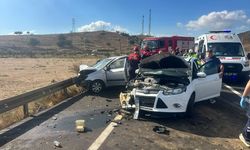 İki otomobil çarpıştı: 1’i çocuk 6 kişi yaralandı