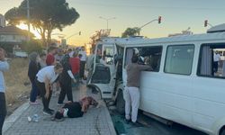 Beton mikseri iki minibüsle çarpıştı; 1 ölü, 8 yaralı!