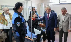 Öğrenci servisi ile polis aracı çarpıştı: 13 öğrenci ve 3 polis yaralandı