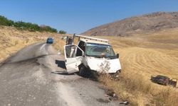 Kamyonet ile otomobil çarpıştı: 2 ölü, 4 yaralı