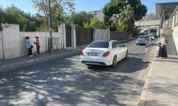 Bayraklı’da ölüm yolu: Yayalar araçların arasında yürüyor