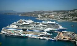 Kuşadası'na 3 kruvaziyerle denizden 8 bin 560 turist!