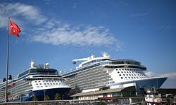 Kuşadası'na iki kruvaziyerle denizden 7 bin 50 turist