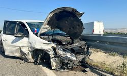Otomobil motosiklete çarptı: 1 ölü, 1’i bebek 3 yaralı