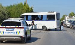 Servis midibüsü tur otobüsüne çarptı: 6 yaralı