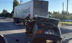 TIR’la otomobil kavşakta çarpıştı: 1’i ağır, 2 yaralı