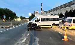 Servis minibüsüyle motosiklet çarpıştı: 22 yaşındaki sürücü öldü