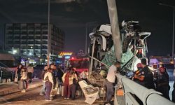 Yolcu otobüsü yön tabelasının direğine çarptı: 11 yaralı
