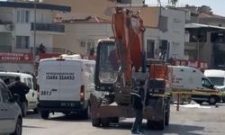 Yolun karşısına geçerken iş makinesi çarpan yayadan kötü haber!