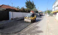 Menderes’te asfalt seferberliği sürüyor