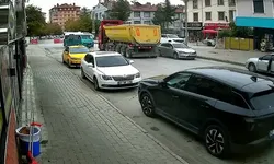 Yolcu minibüsü ile hafriyat kamyonu çarpıştı: 10 yaralı!