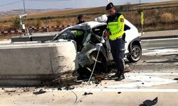 Beton bariyere çarptı! Korkunç kaza!