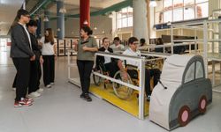İzmir’de empati parkuru: Engelleri deneyimleyerek fark ediyorlar