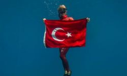 Milli dalışçı Şahika Ercümen, Cumhuriyet Bayramı'nı su altında Türk bayrağıyla kutladı