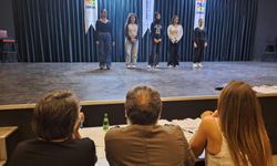 Genç İzmir’de tiyatro seçmelerine yoğun ilgi