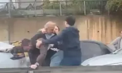 Sürücüler arasında tekmeli yumruklu kavga!