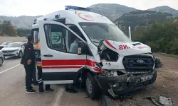 Biri ambulans 4 araç zincirleme kazaya karıştı: 6 yaralı!
