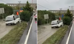 Kamyonet taşan rögara düştü!