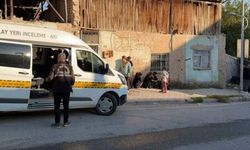 Onu terk eden kadının evine girip onu ve annesini bıçakladı