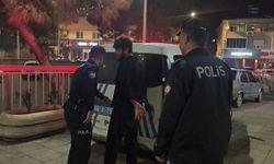 Böyle evlat olmaz olsun: Para için annesini bıçakla rehin aldı!
