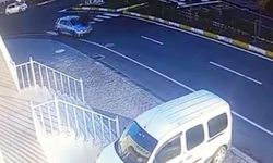 Feci kaza: Otomobil yaya geçidindeki 2 öğretmene çarptı!