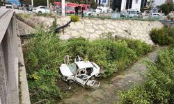 Otomobil köprüden dereye uçtu: 3 kişi yaralandı