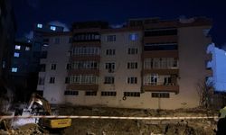 Temel kazısı sırasında istinat duvarı yıkıldı: 2 bina tahliye edildi