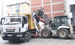 Kötü koku ihbarı ekipleri harekete geçirdi: Evden 20 kamyon çöp çıktı
