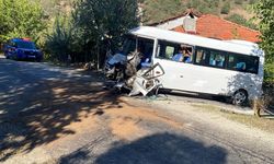 Uşak’ta öğrenci servisi ile kamyon çarpıştı: 5 yaralı