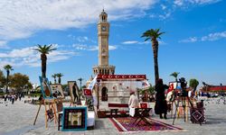 İzmir'de Cumhuriyet'in 103. yılı için Türk bayrağı dokunuyor