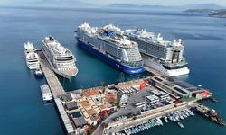 Kuşadası'na denizden 8 bin 767 turist!