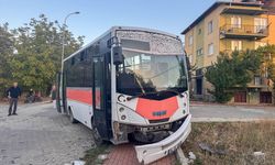 Yolcu midibüsü ile otomobil çarpıştı: 4'ü çocuk 7 yaralı!
