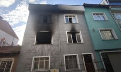 Alevlerin sardığı dairede mahsur kaldılar... Yangın faciası!