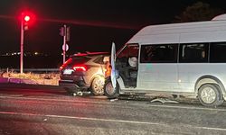 Otomobil ile minibüs çarpıştı; 15 yaralı
