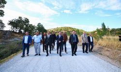 Dutlulu, Demirci’de 12 mahalleyi bağlayan yolu inceledi