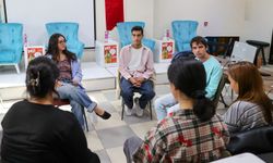Buca’da gençler İngilizce Konuşma Kulübü ile dil engelini aşıyor