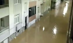 Sağanak vurdu: Cadde ve sokaklar göle döndü