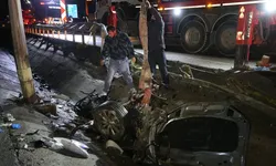Direğe çarpan otomobil paramparça oldu: 2 kişi öldü!