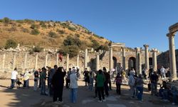 İşitme engelli gençler, İzmir'i 'Ellerin Dilinden Öyküler' ile keşfetti