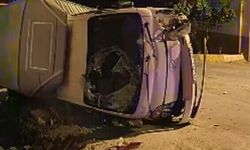 Kamyonet aydınlatma direğine çarptı; 1 ölü, 1 yaralı