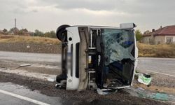 İşçileri taşıyan midibüs devrildi: 14 yaralı