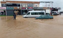 Sağanak su baskınlarına neden oldu: Araçlar yolda kaldı